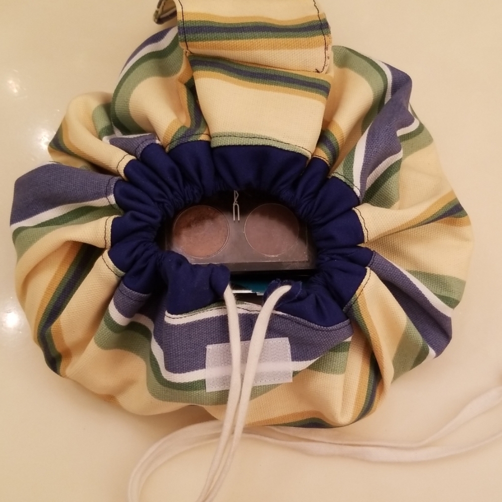 💋💋 Makeup Travel Cinch Bag - Picture 2 of 3